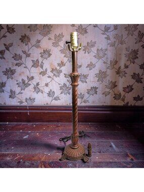 vintage spiral antiqued brown resin 3-Leg lamp